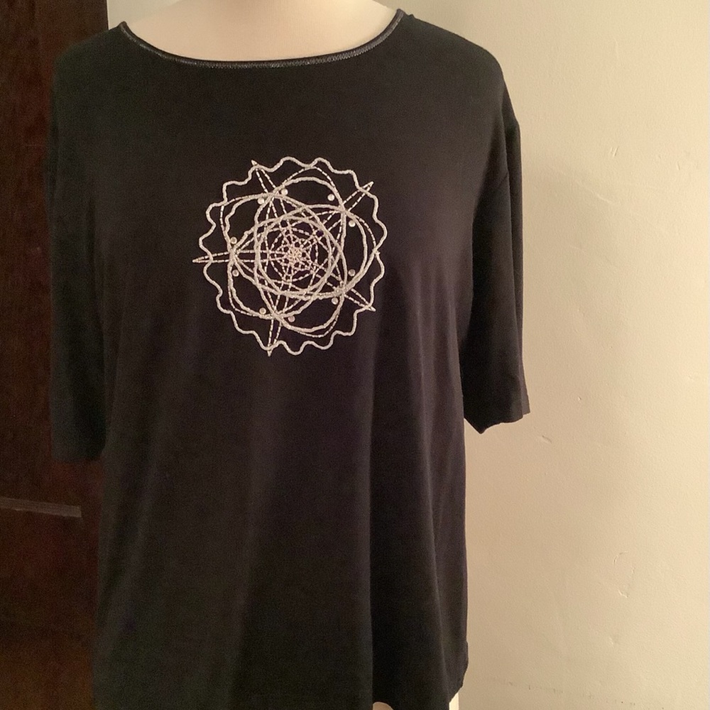 Gallery Woman’s short sleeve lightweight top